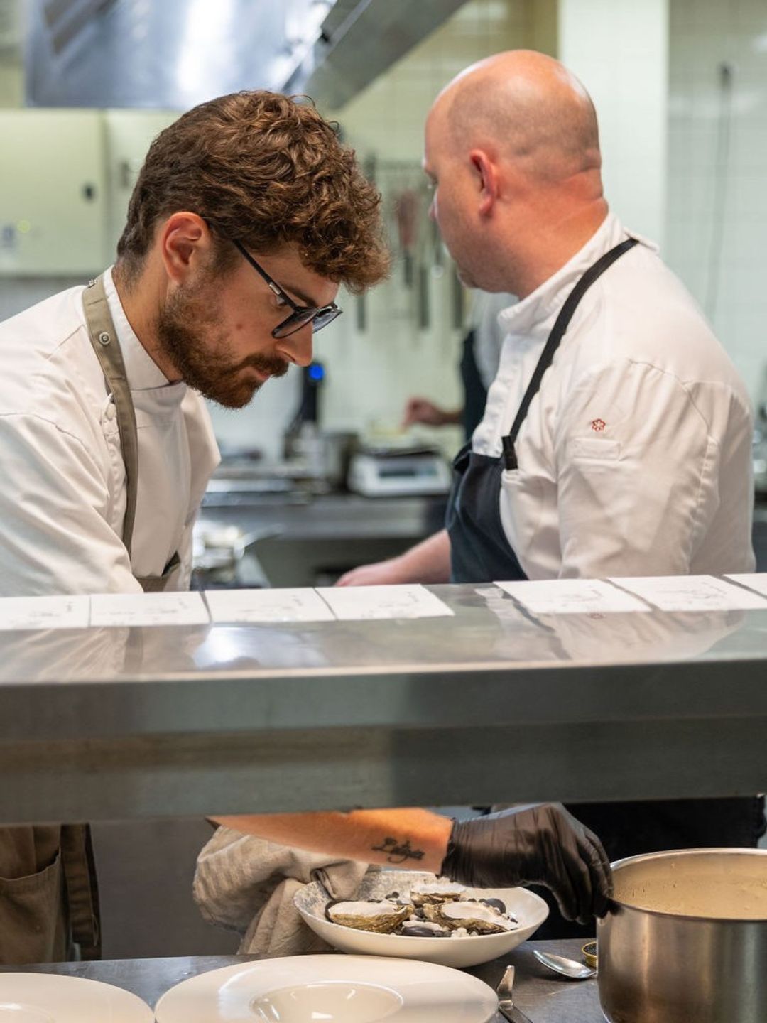 Twee koks overleggen tijdens de service in een professionele keuken